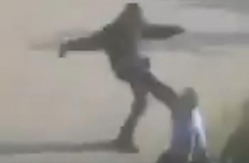 GRUPA MASKIRANIH MUŠKARACA BRUTALNO ISPREBIJALA PALESTINCA Dečko stradao jer je gluv, nije čuo upozorenje da treba da be